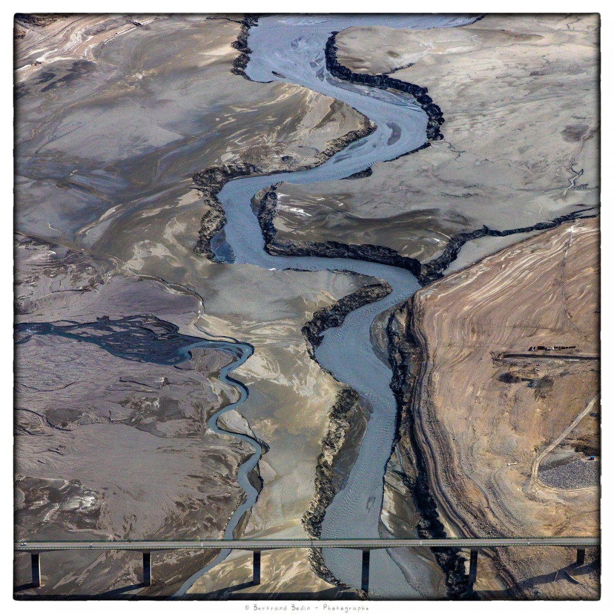 Lac de Serre-Ponçon, la Durance et le pont de Savines-le-Lac