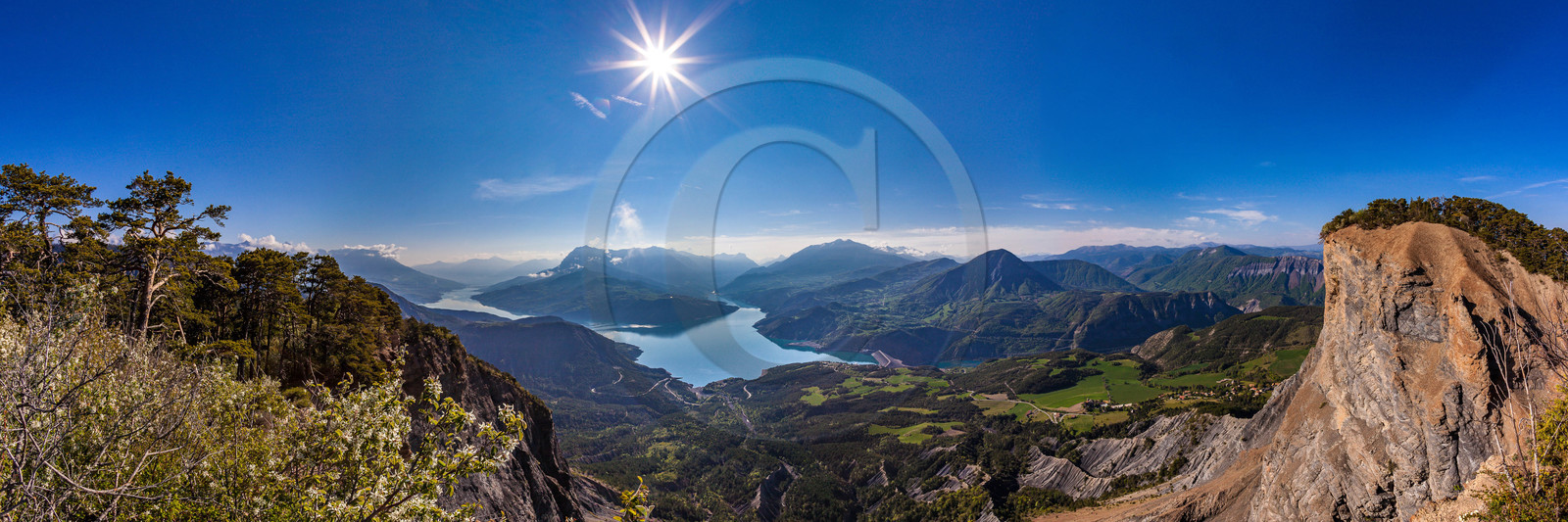 Lac de Serre-Ponçon et le barrage depuis la Viste