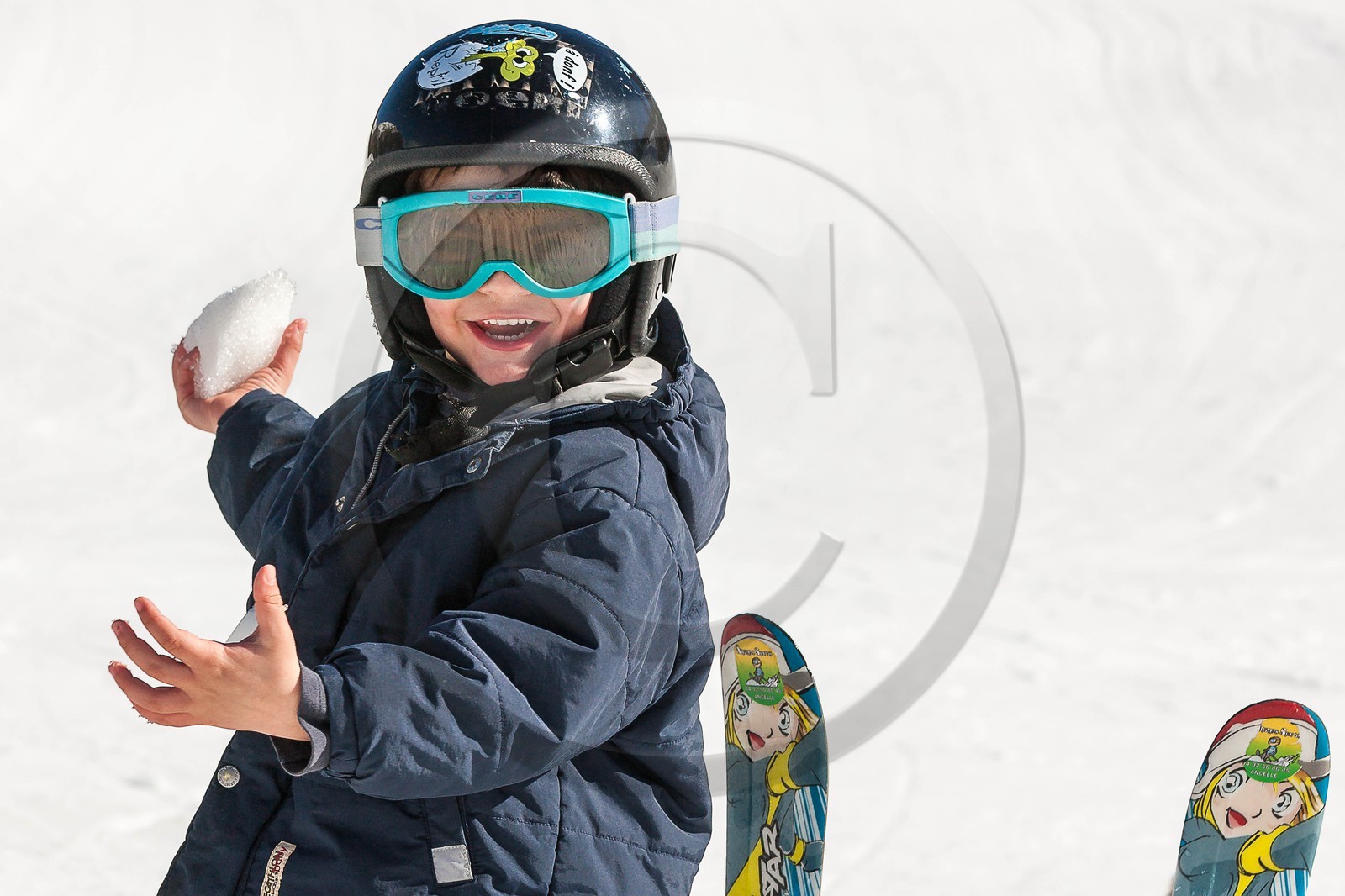 Jeux d'enfant famille à la neige