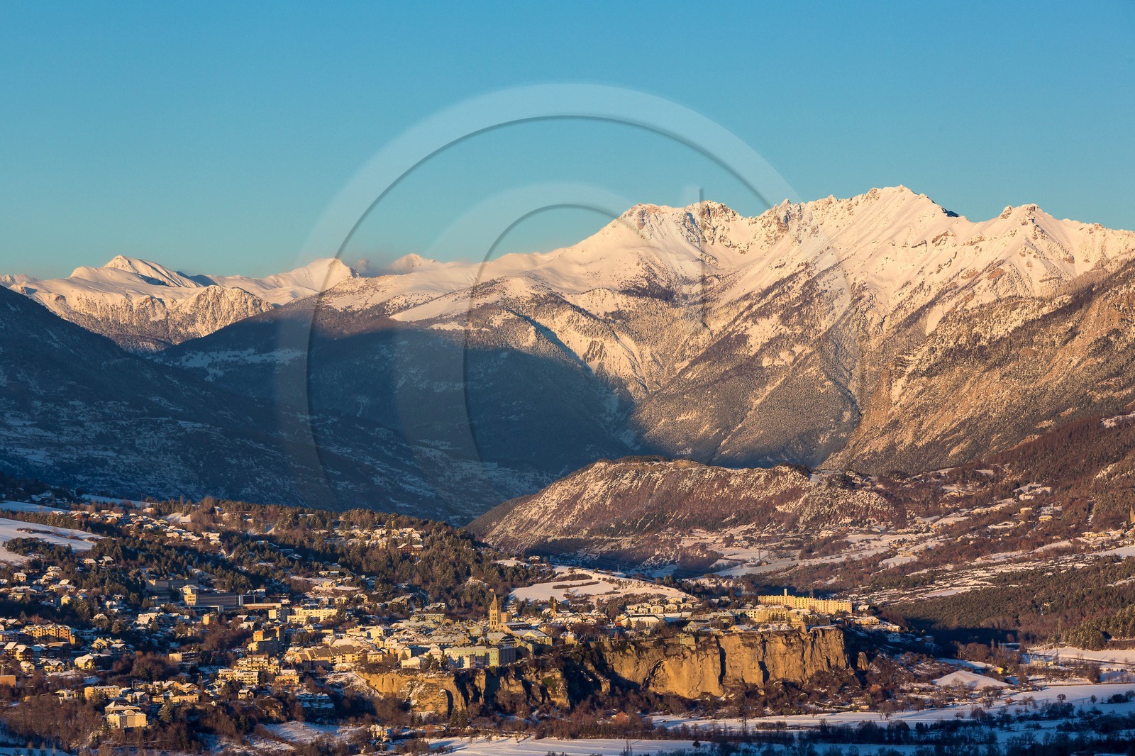La ville d'Embrun est construite sur un roc et domine la Durance