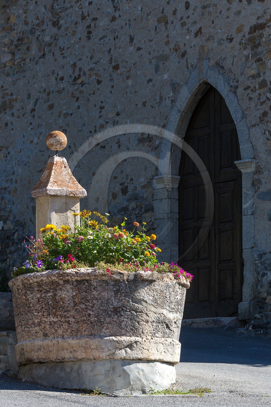 Faucon-de-Barcelonnette, fontaine en pierre devant l'église de Saint-Etienne