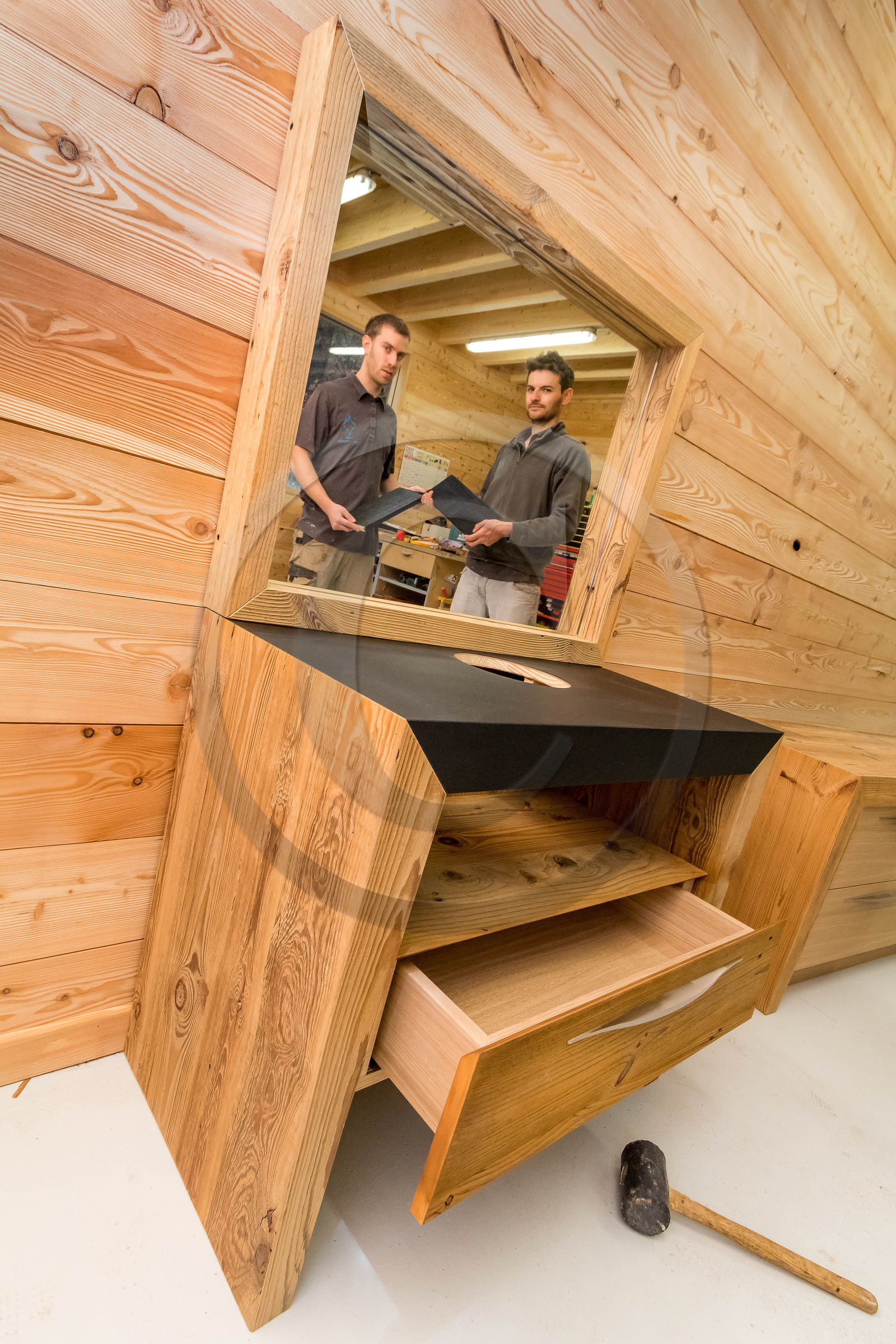 Atelier Monts & Merveilles, Clément Goudet, Compagnon Menuisier Ebéniste et Maxime Cuvelot responsable d'atelier