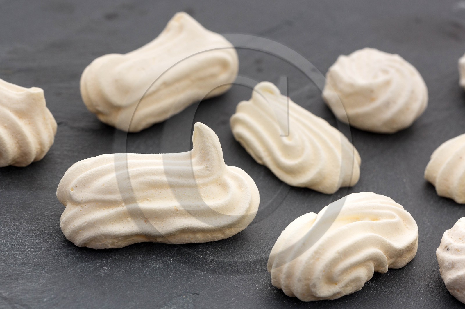 Meringues au safran et reine des prés