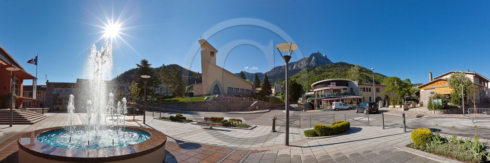 Eglise de Savines-le-Lac et le Pic de Morgon