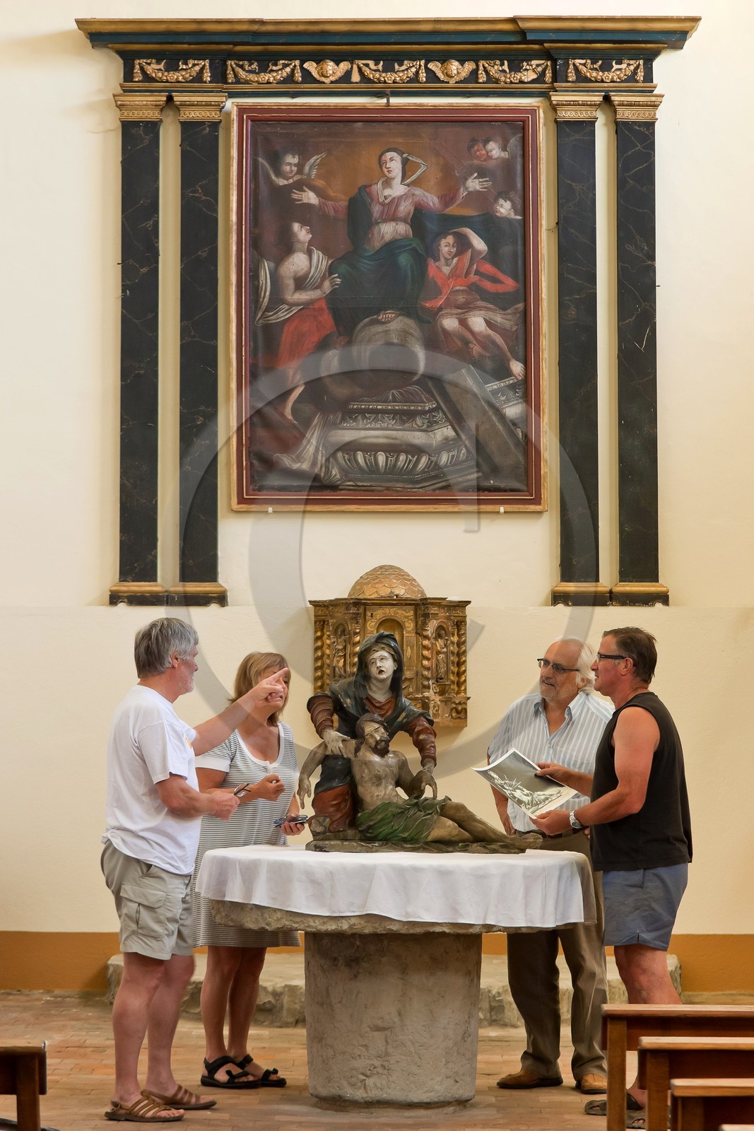 Village de l'Epine, église paroissiale du XIXème siècle recèle une pietà en bois sculptée datant du XIème siècle