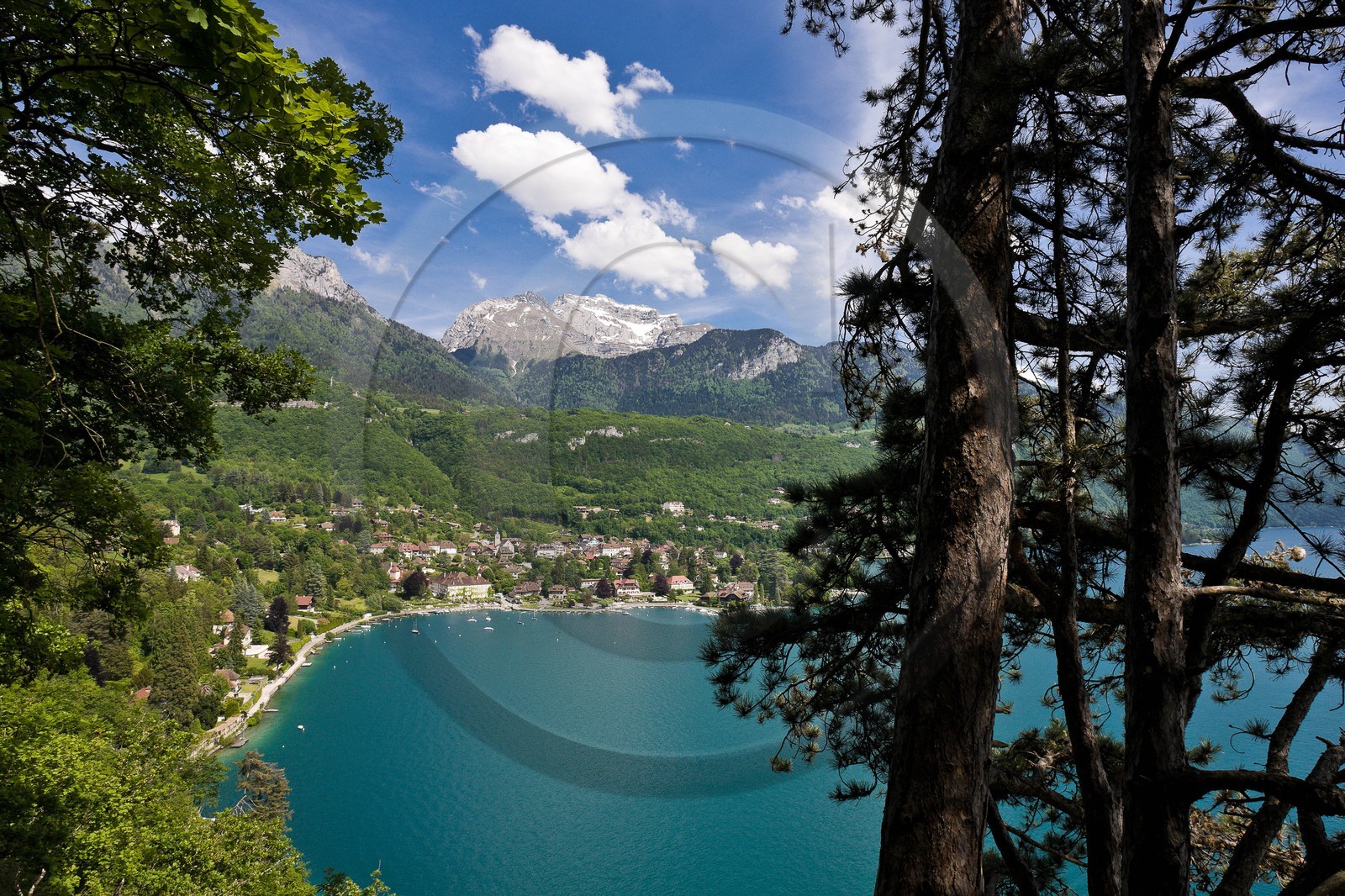 Talloires et Lac d'Annecy vus de la Réserve naturelle du Roc de Chère,