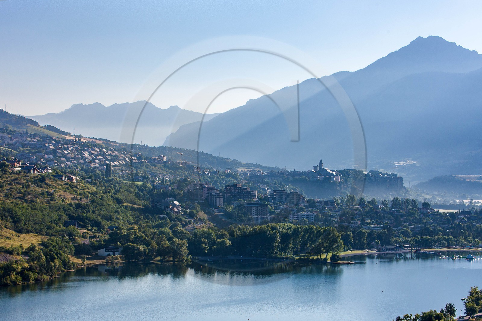 Lac de Serre-Ponçon, Embrun et le plan d'eau