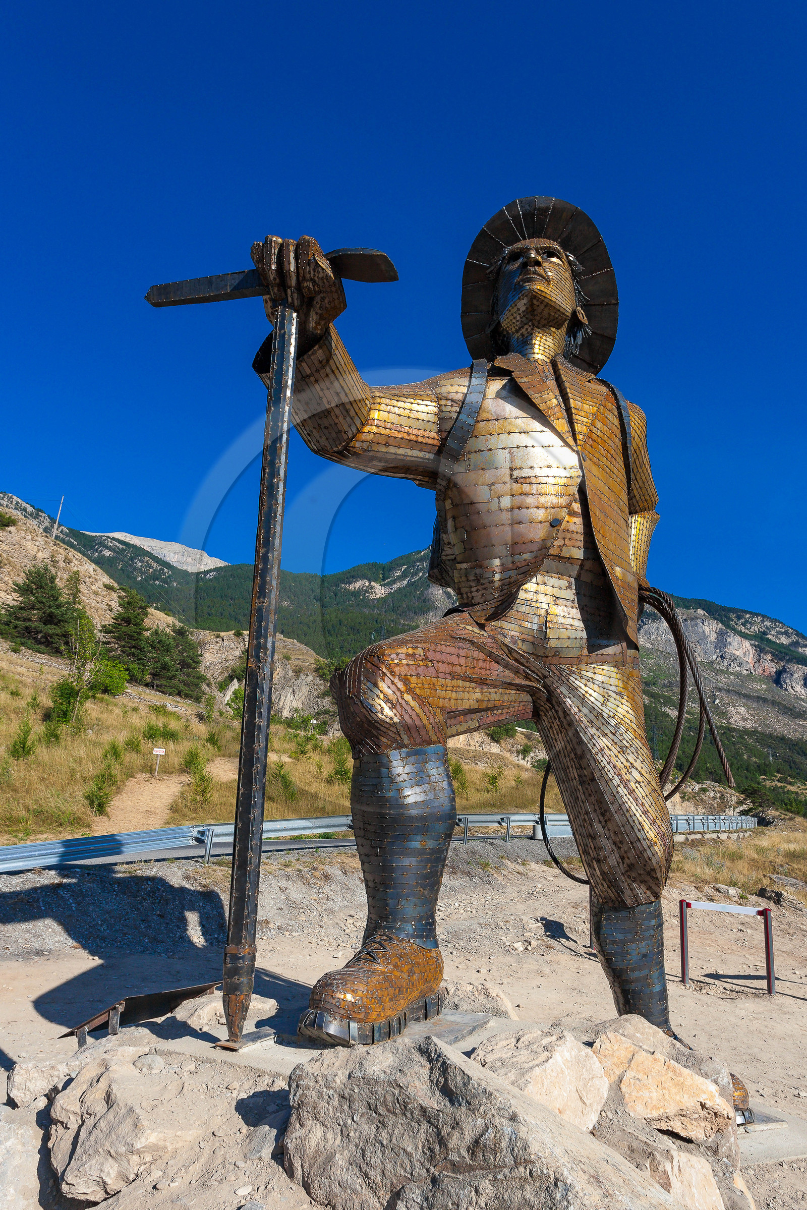 Statue d' Edward Whymper par l'artiste Christian Burger