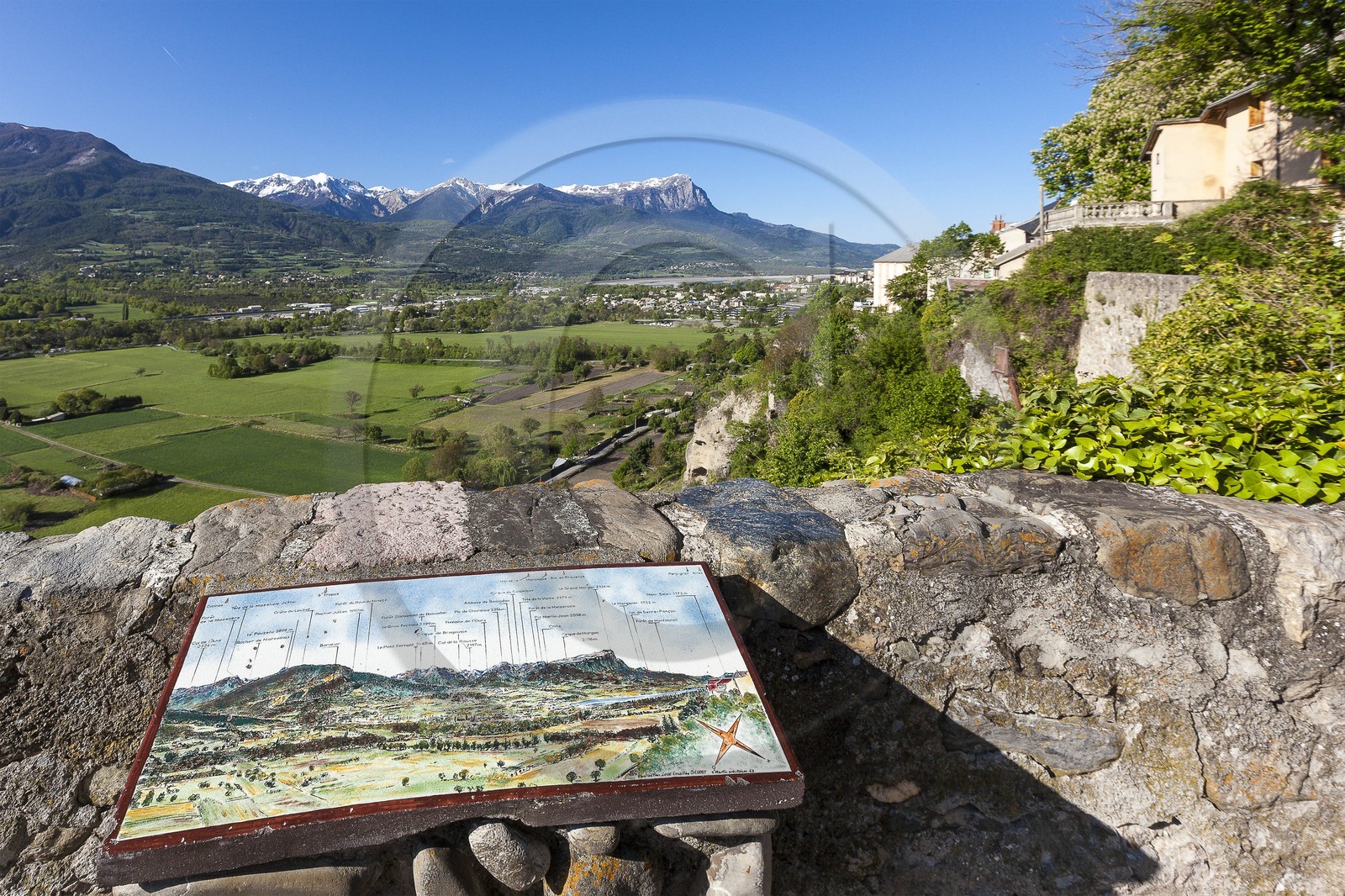 Ville d'Embrun, vue des jardins du roc