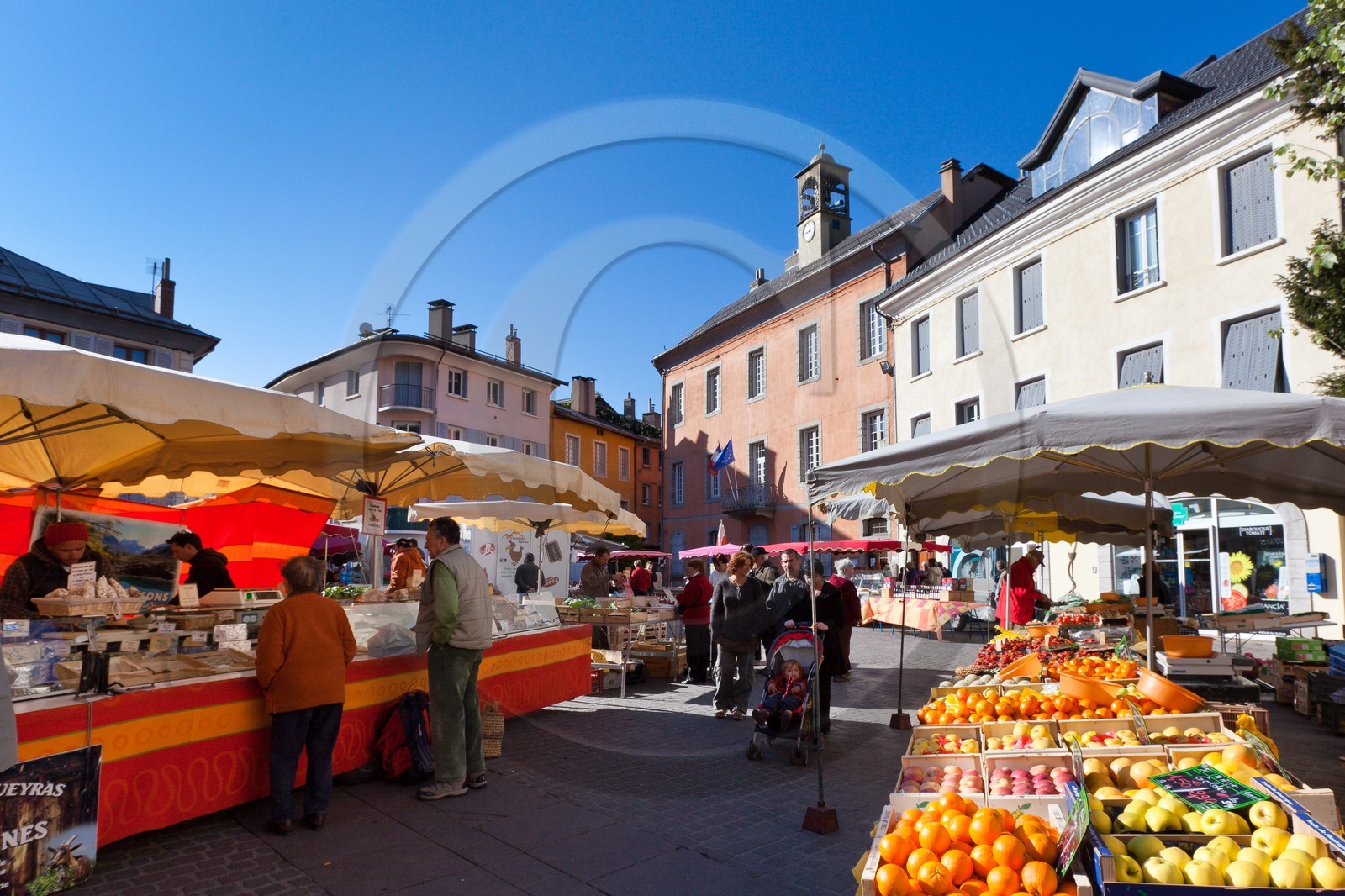 Embrun, la place de la mairie, le marché.