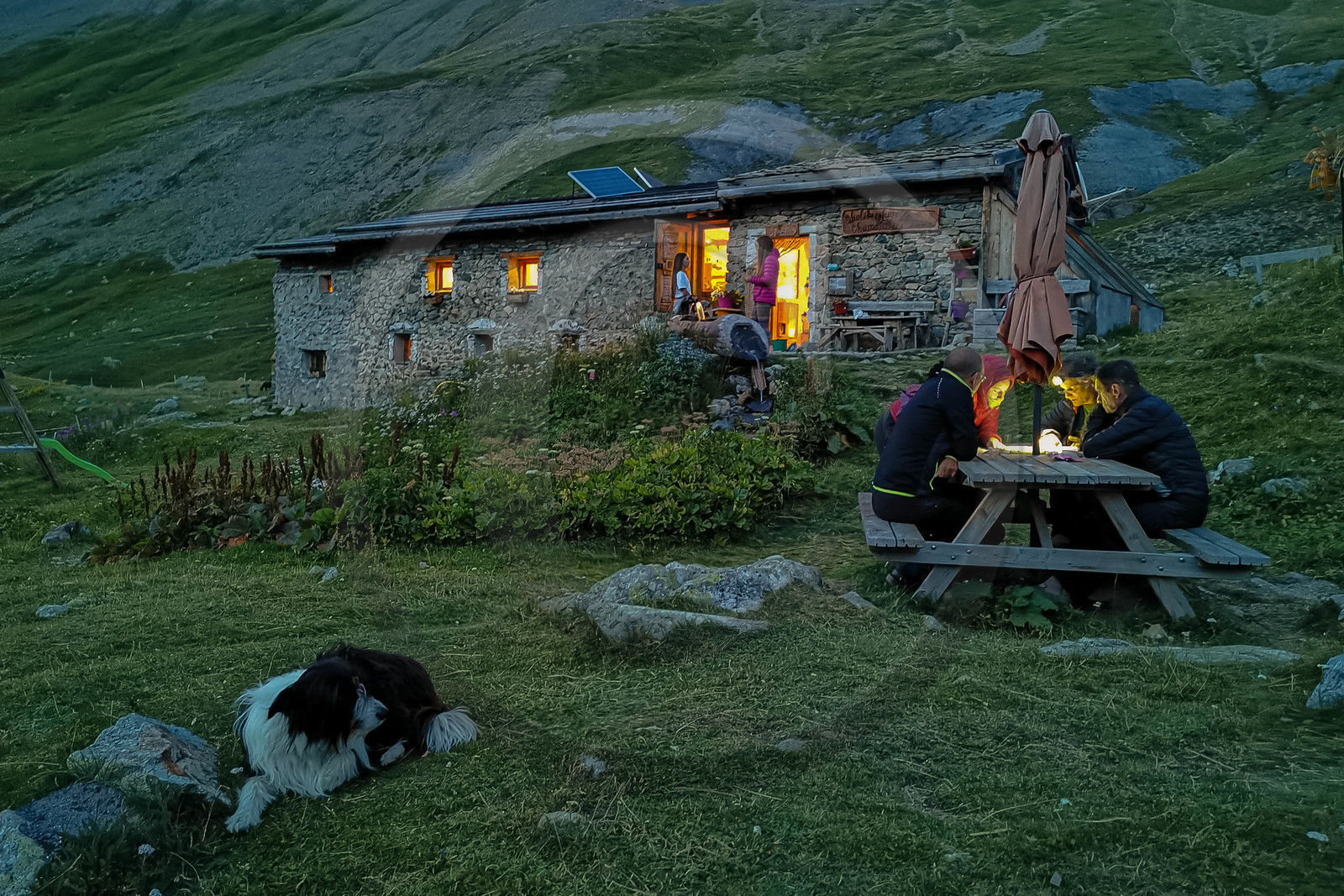 Hautes-Alpes (05), Parc national des Ecrins, Haute vallée de la Romanche, randonnée en itinérance avec Olivier Bello, accompagnateur en moyenne montagne, randonnée itinérante des 'Refuges Sentinelles', quand randonnée et plaisir des sciences se conjuguent