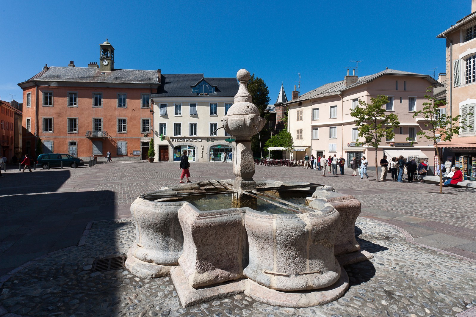 Embrun, La place Barthelon, fontaine du XVIe siècle et la mairie