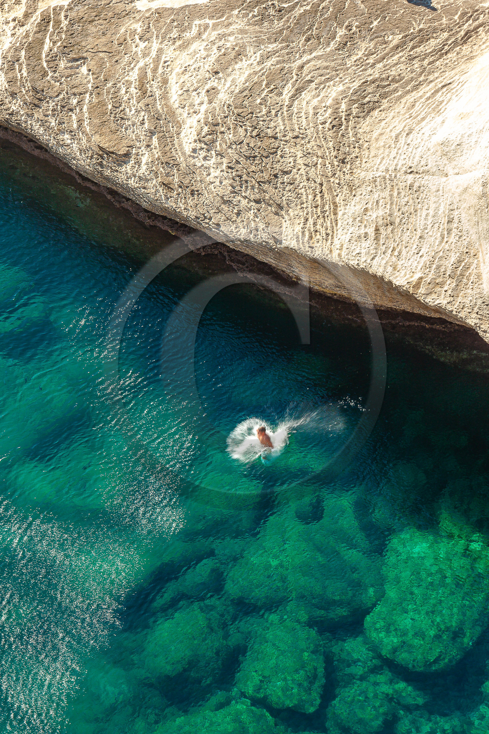 Bonifacio, baignade au bord des falaises de calcaire