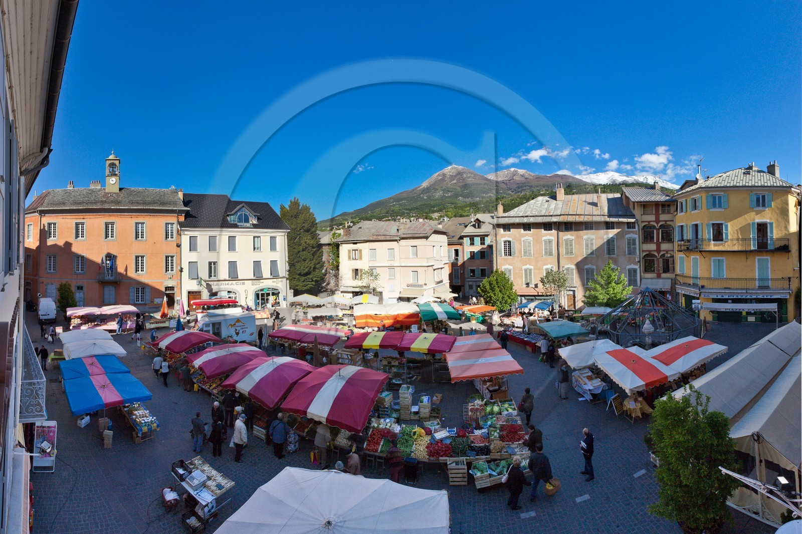 Embrun, la place de la mairie, le marché.