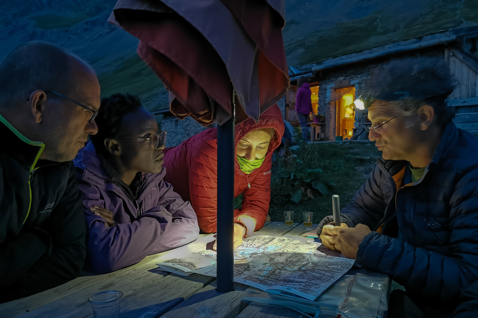 Hautes-Alpes (05), Parc national des Ecrins, Haute vallée de la Romanche, randonnée en itinérance avec Olivier Bello, accompagnateur en moyenne montagne, randonnée itinérante des 'Refuges Sentinelles', quand randonnée et plaisir des sciences se conjuguent