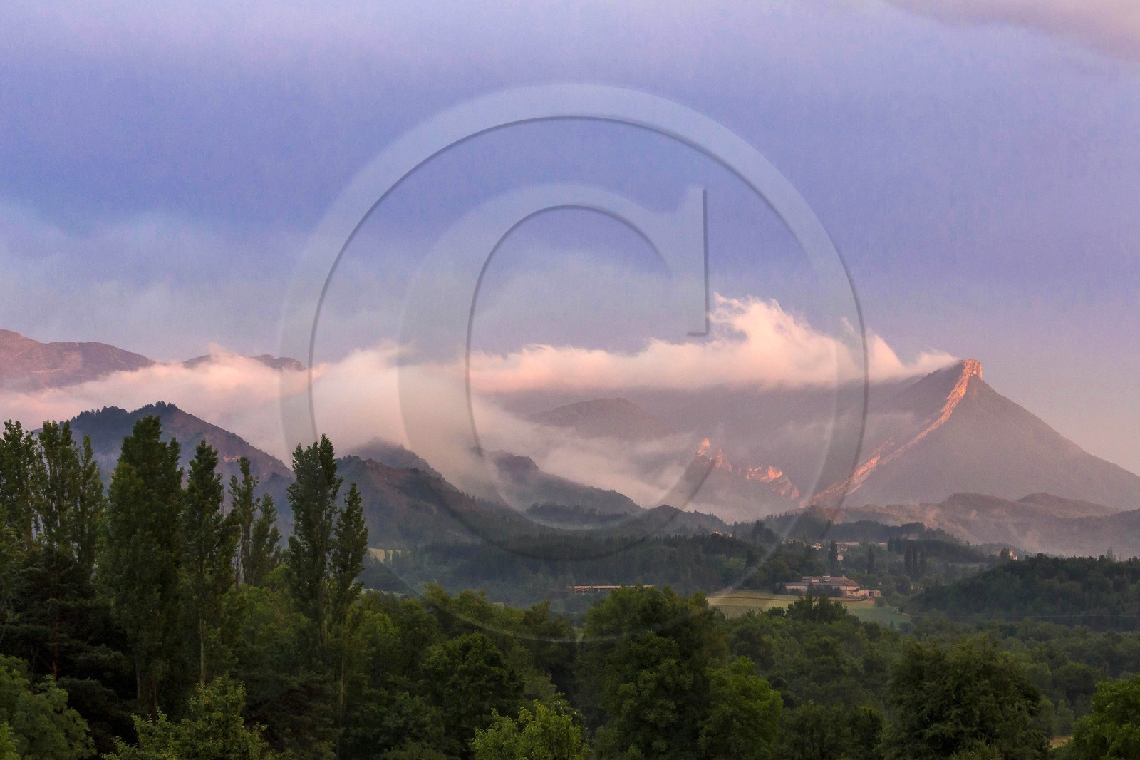 village de Oze et le Roc de Longue Dent