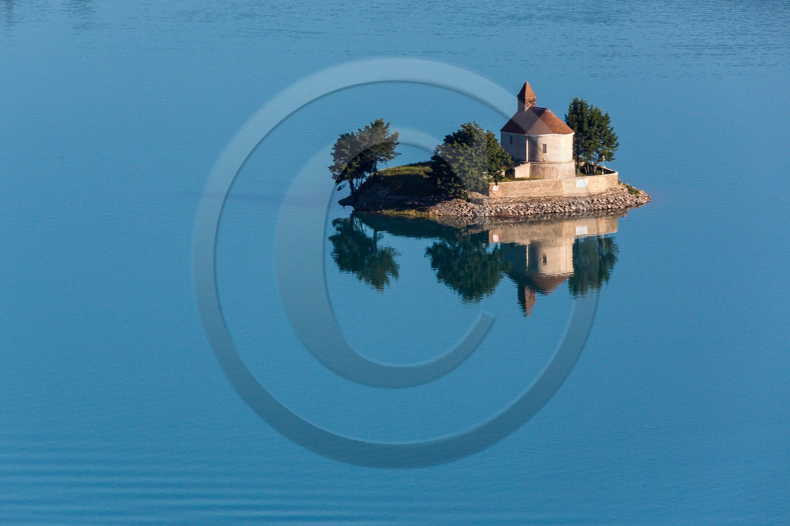 Lac de Serre-Ponçon, la baie et la Chapelle Saint-Michel