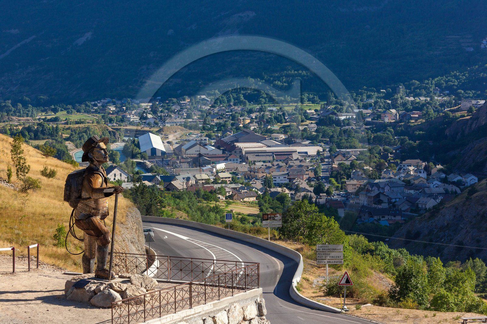 Statue d' Edward Whymper par l'artiste Christian Burger