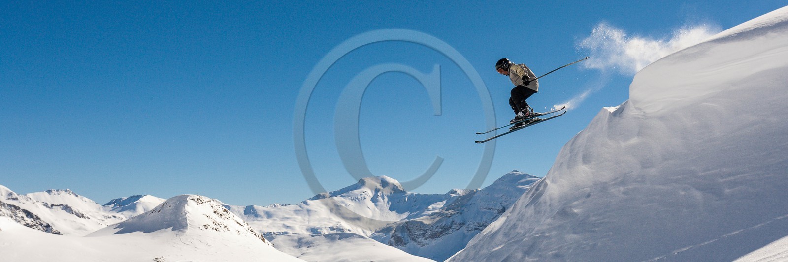 Ski enfant poudreuse, saut de corniche