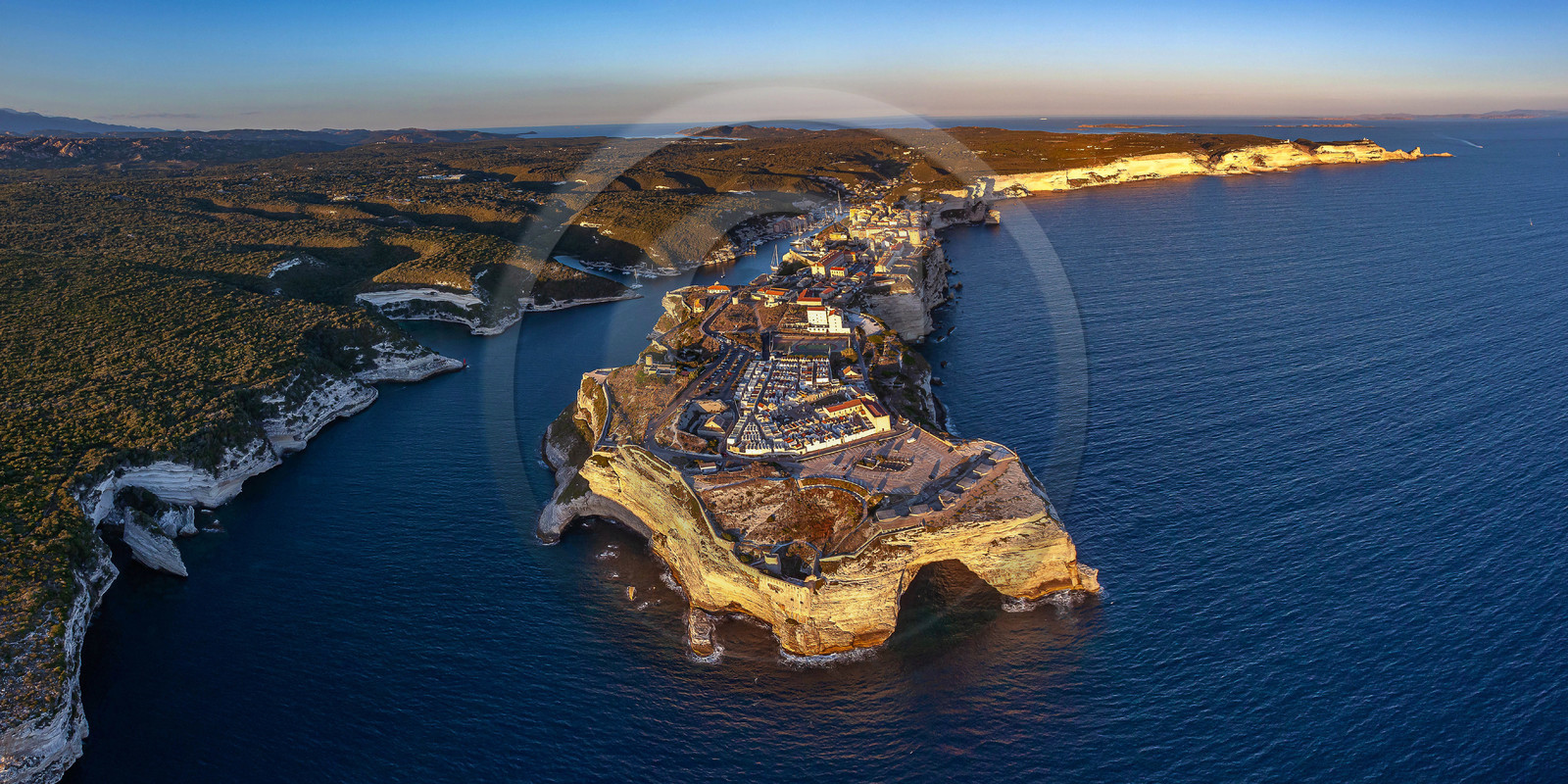 La citadelle et le port de Bonifacio