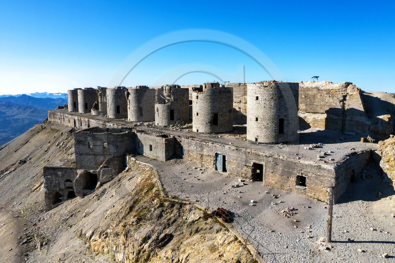 Fort du Chaberton et les ruines de l'ancien camp militaire