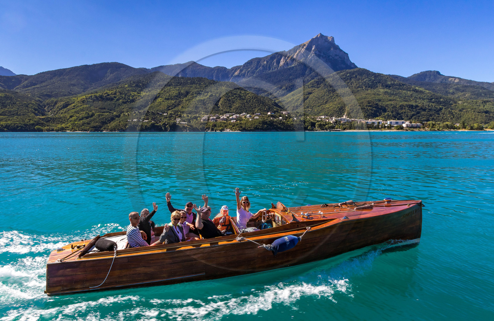 Out Emotion, croisière en vedette en acajou