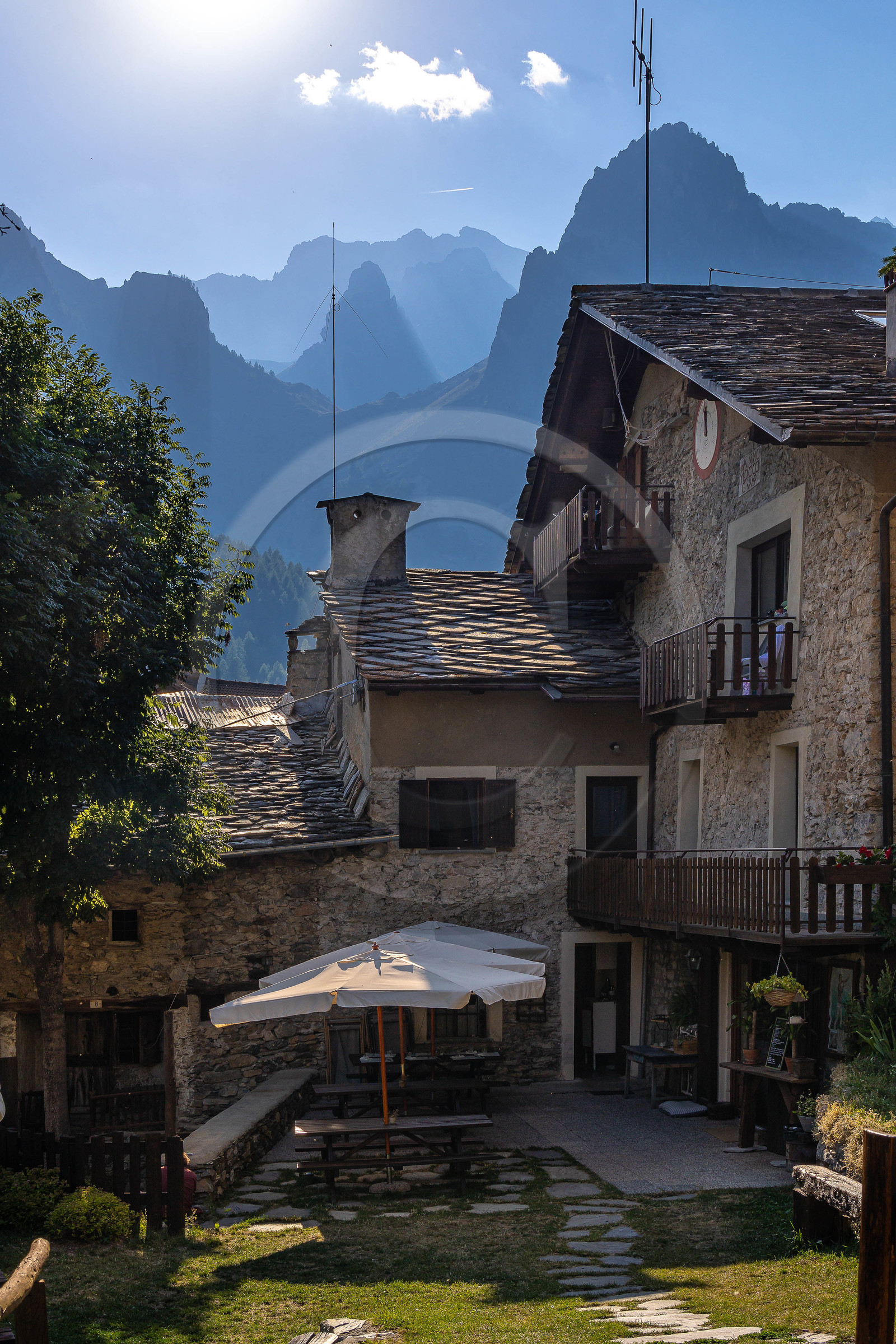 Saretto, Visaisa Taverna & Foresteria