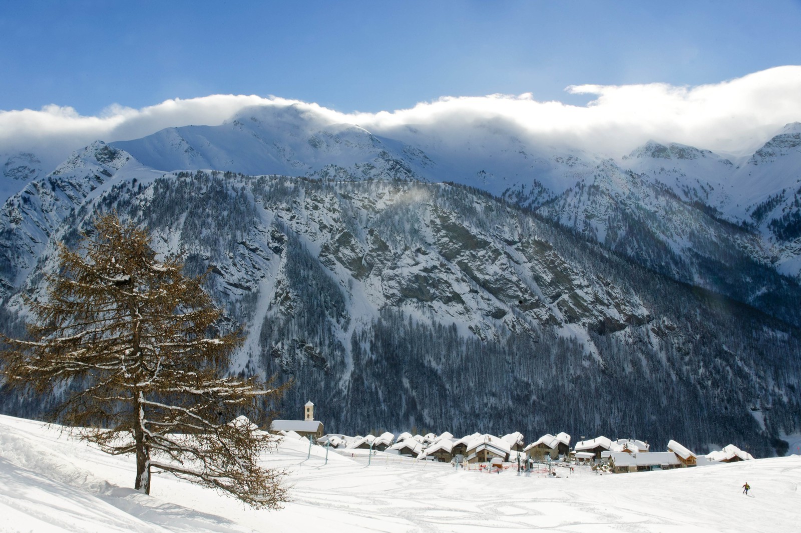 Saint-Véran, 2 042 m d'altitude,  plus haute commune  d'Europe