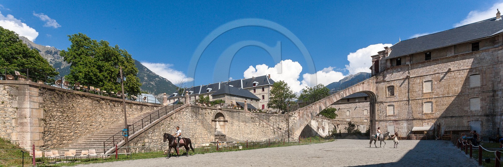 Mont-Dauphin, fortifications Vauban, caserne Rochambeau