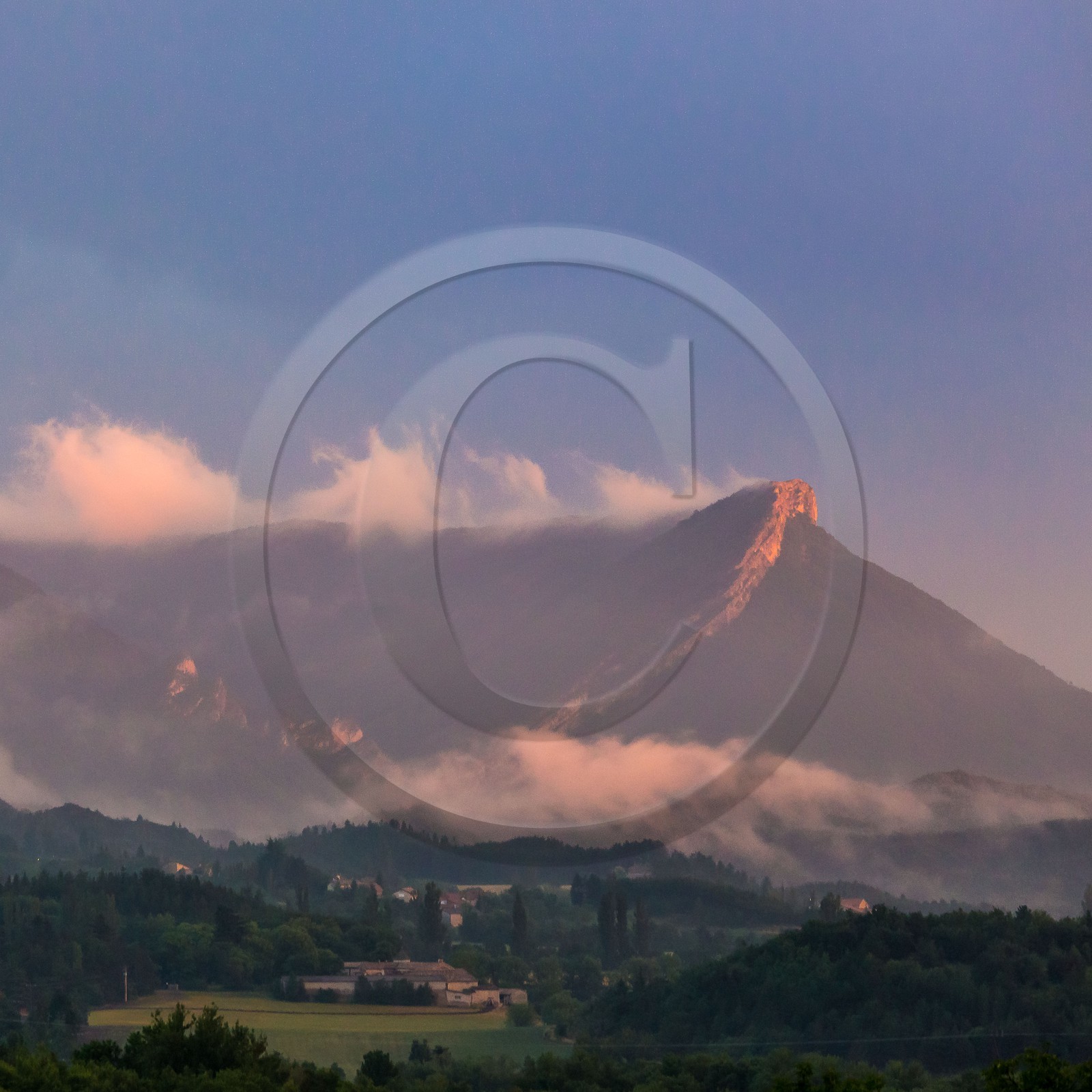 village de Oze et le Roc de Longue Dent