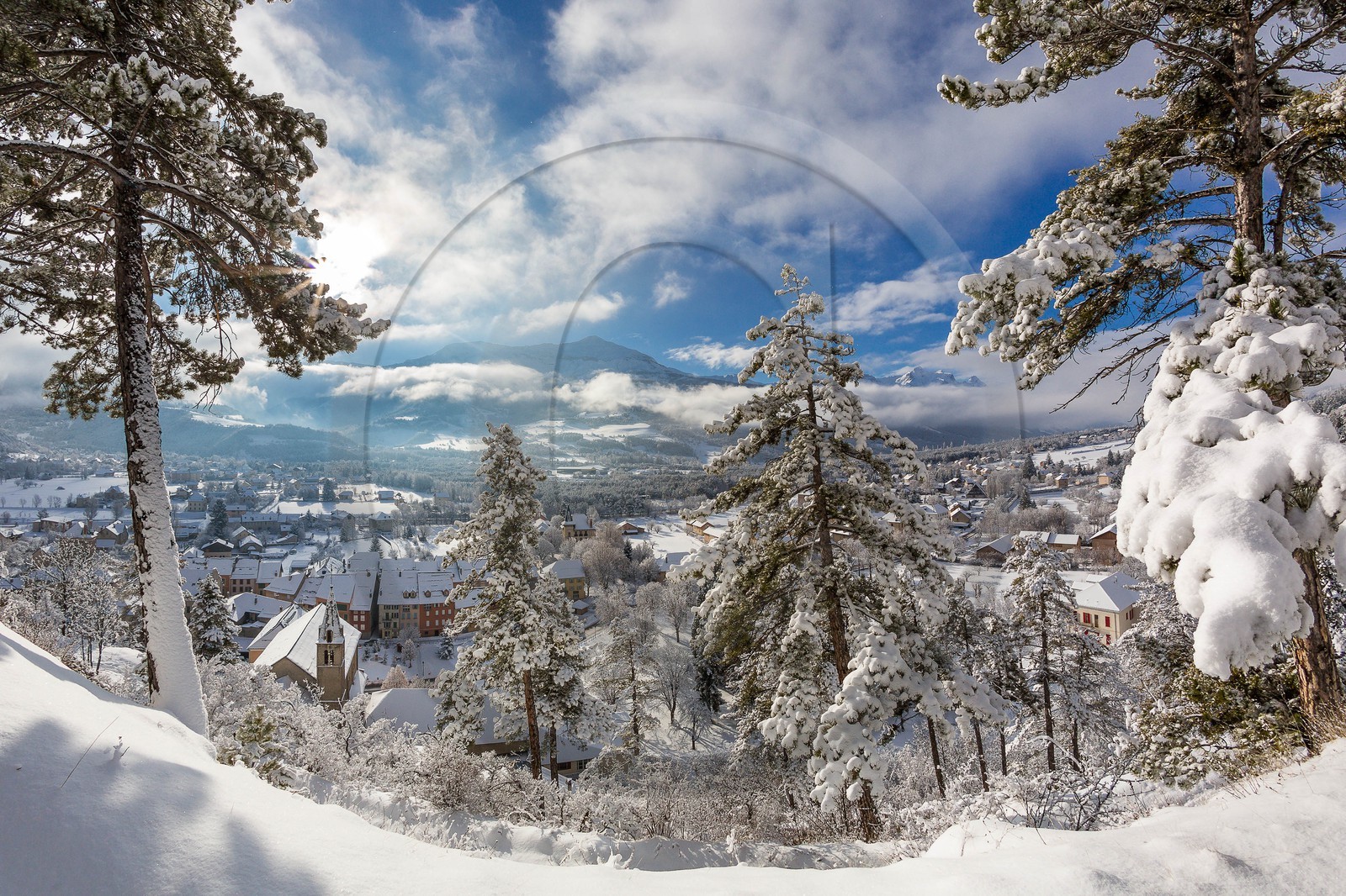 Jausiers, vue du Clocher, église Saint-Nicolas de Myre vue du Clocher du chemin du Chastel