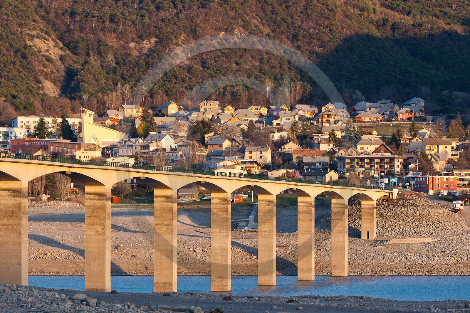 Lac de Serre-Ponçon, Savines-le-Lac et le pont
