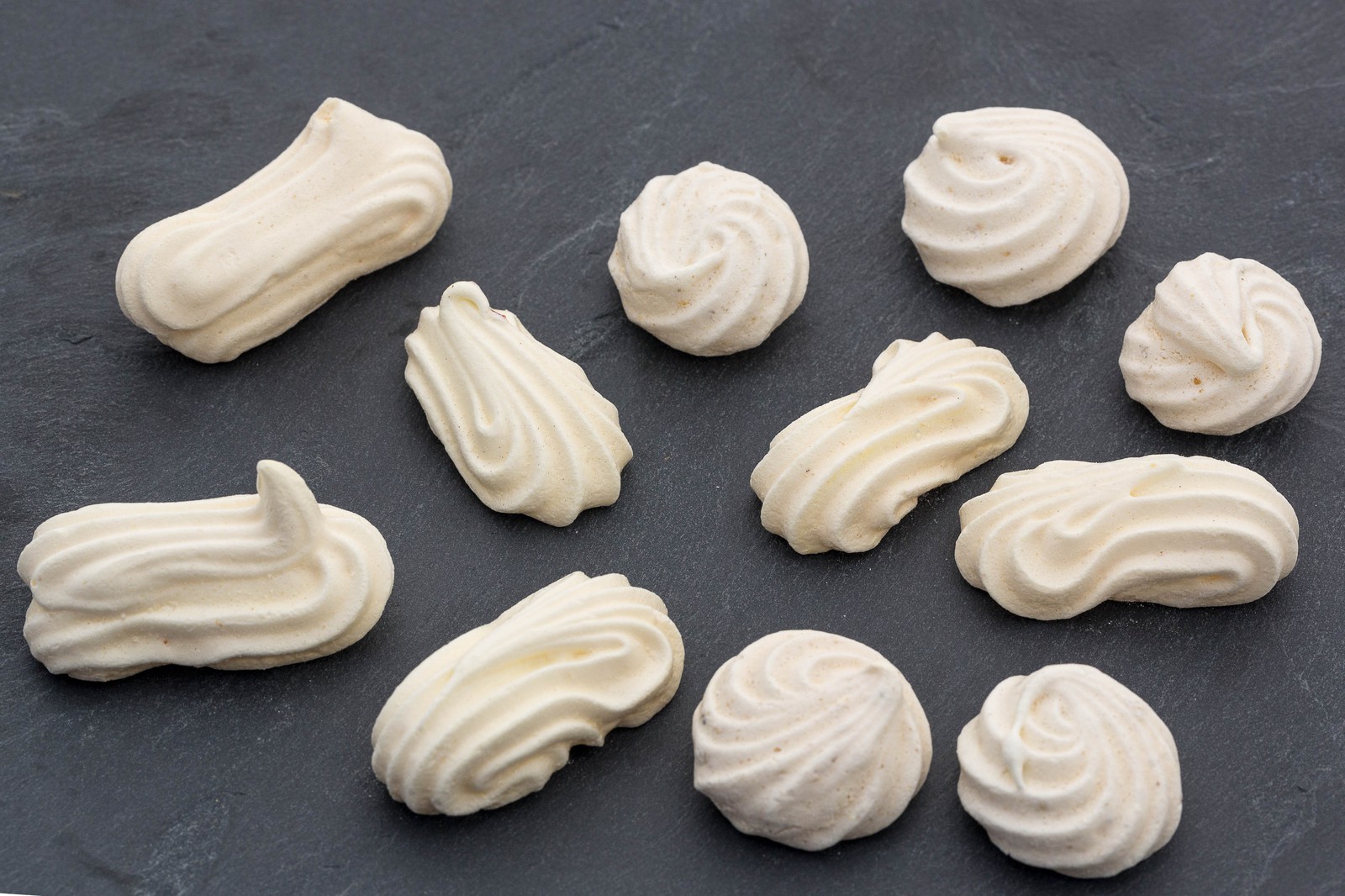 Meringues au safran et reine des prés