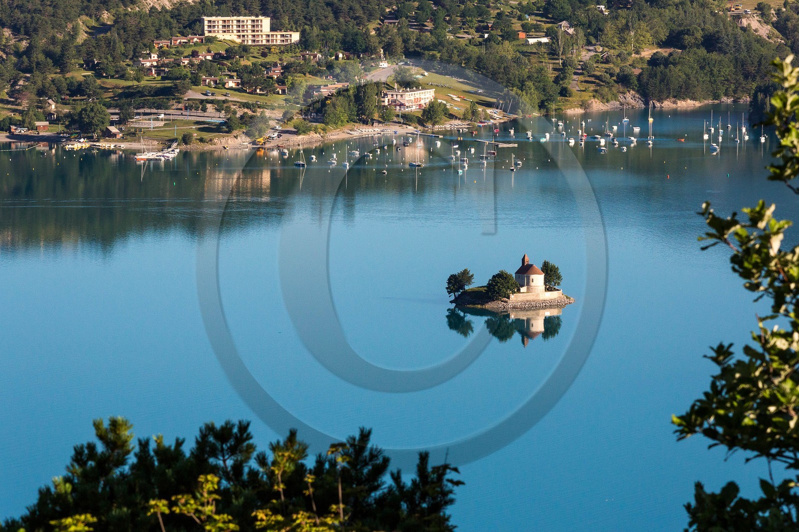 Lac de Serre-Ponçon, la baie et la Chapelle Saint-Michel
