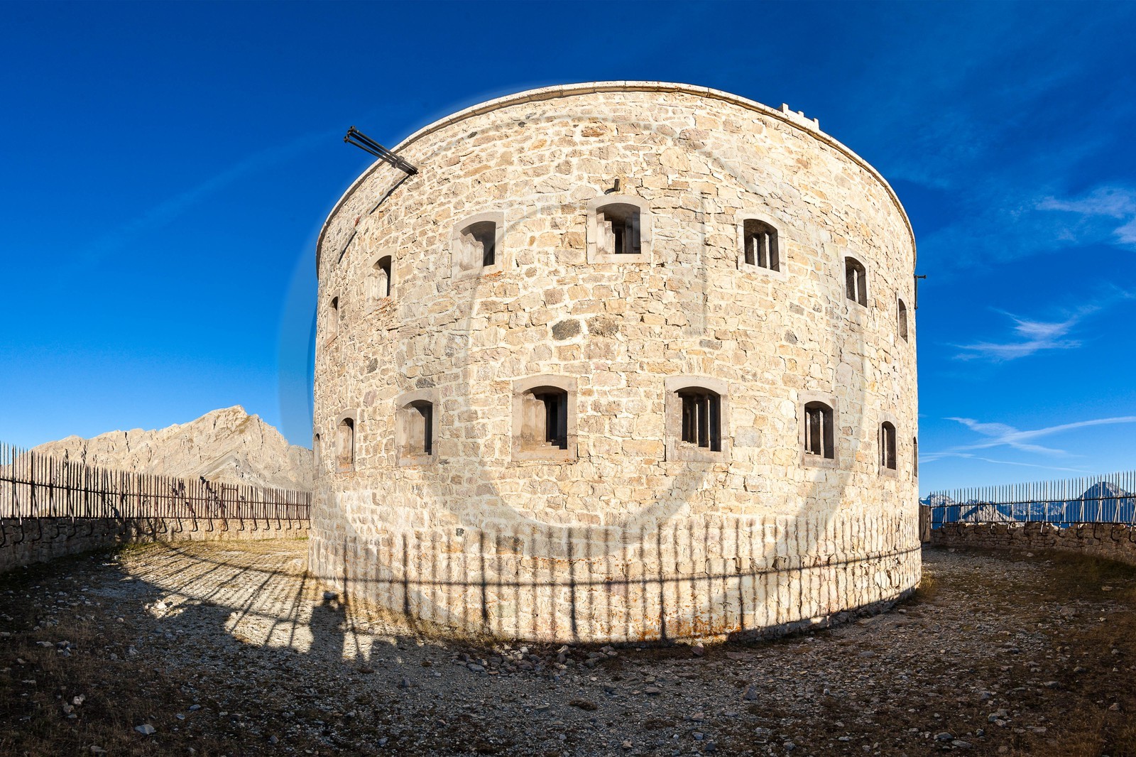 Fort de l'Olive. Il se situe à une altitude de 2239 m, au-dessus de Plampinet