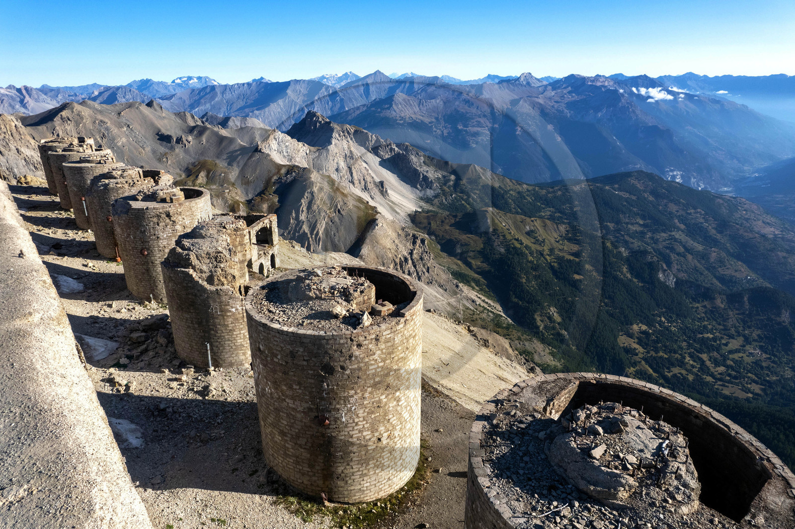 Fort du Chaberton et les ruines de l'ancien camp militaire