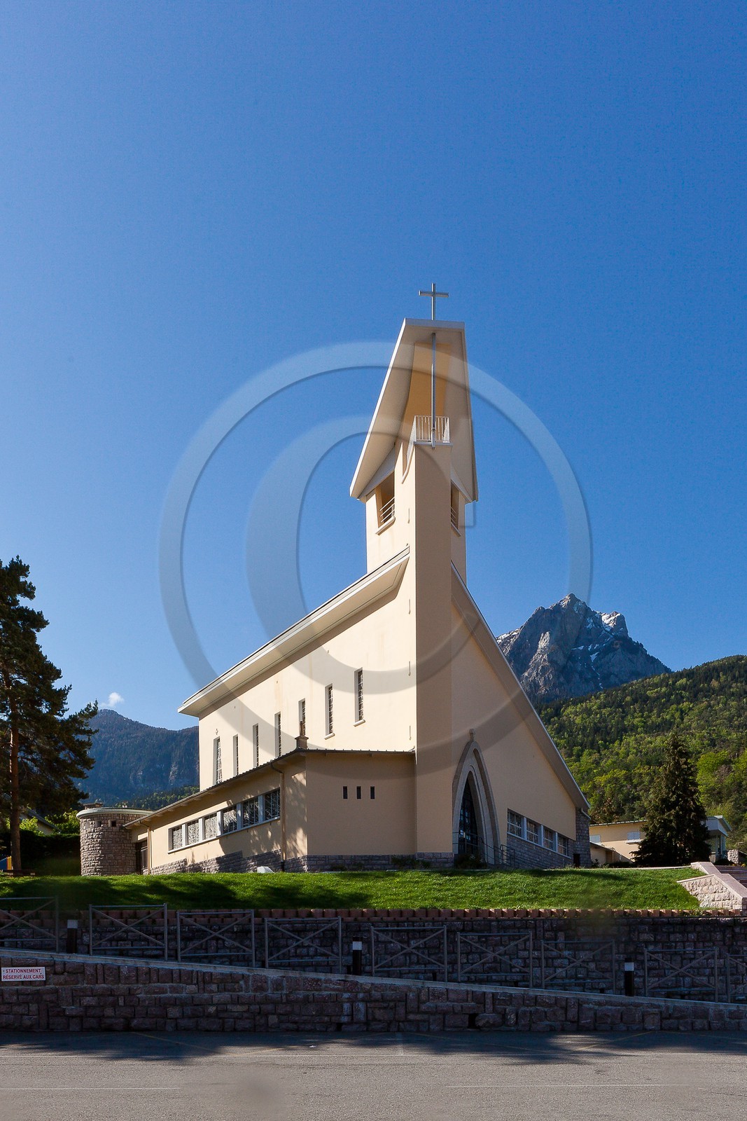Eglise de Savines-le-Lac et le Pic de Morgon