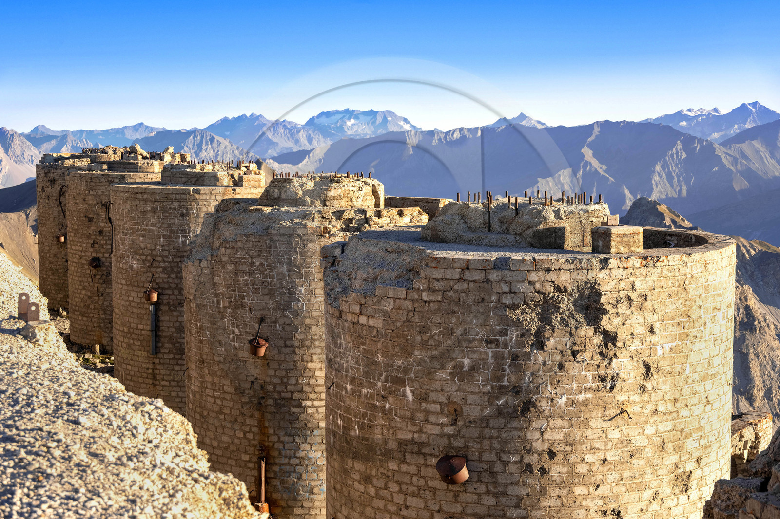 Fort du Chaberton et les ruines de l'ancien camp militaire