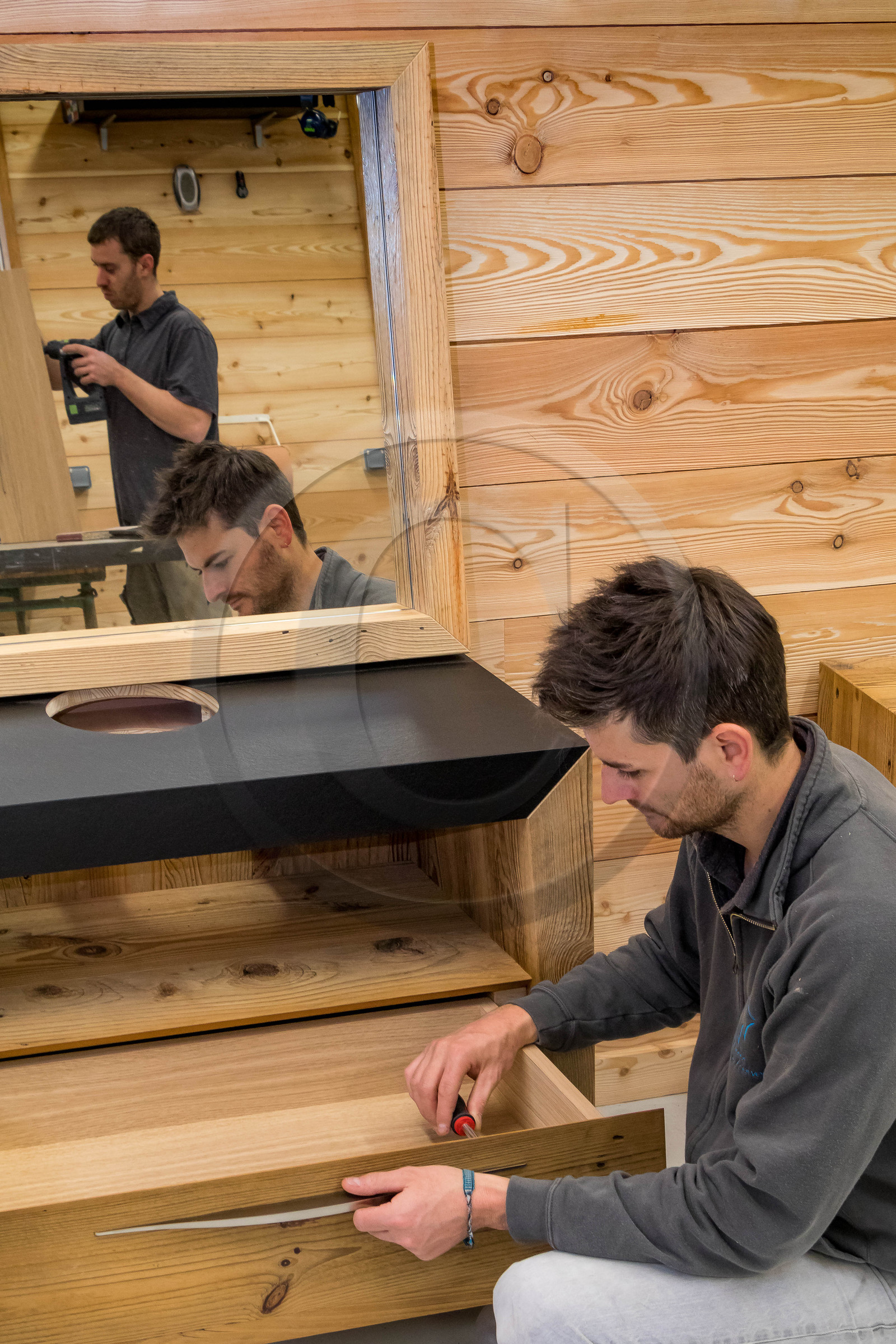 Atelier Monts & Merveilles, Clément Goudet, Compagnon Menuisier Ebéniste et Maxime Cuvelot responsable d'atelier