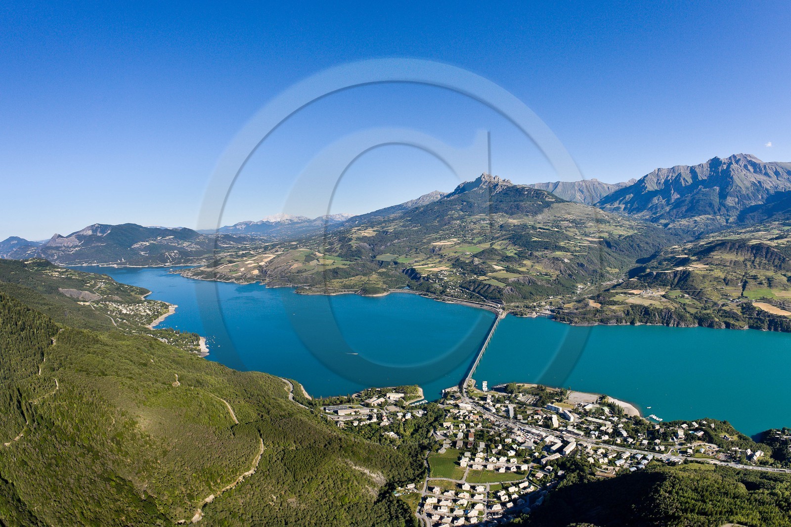 Lac de Serre-Ponçon, Savines-le-Lac et le pont