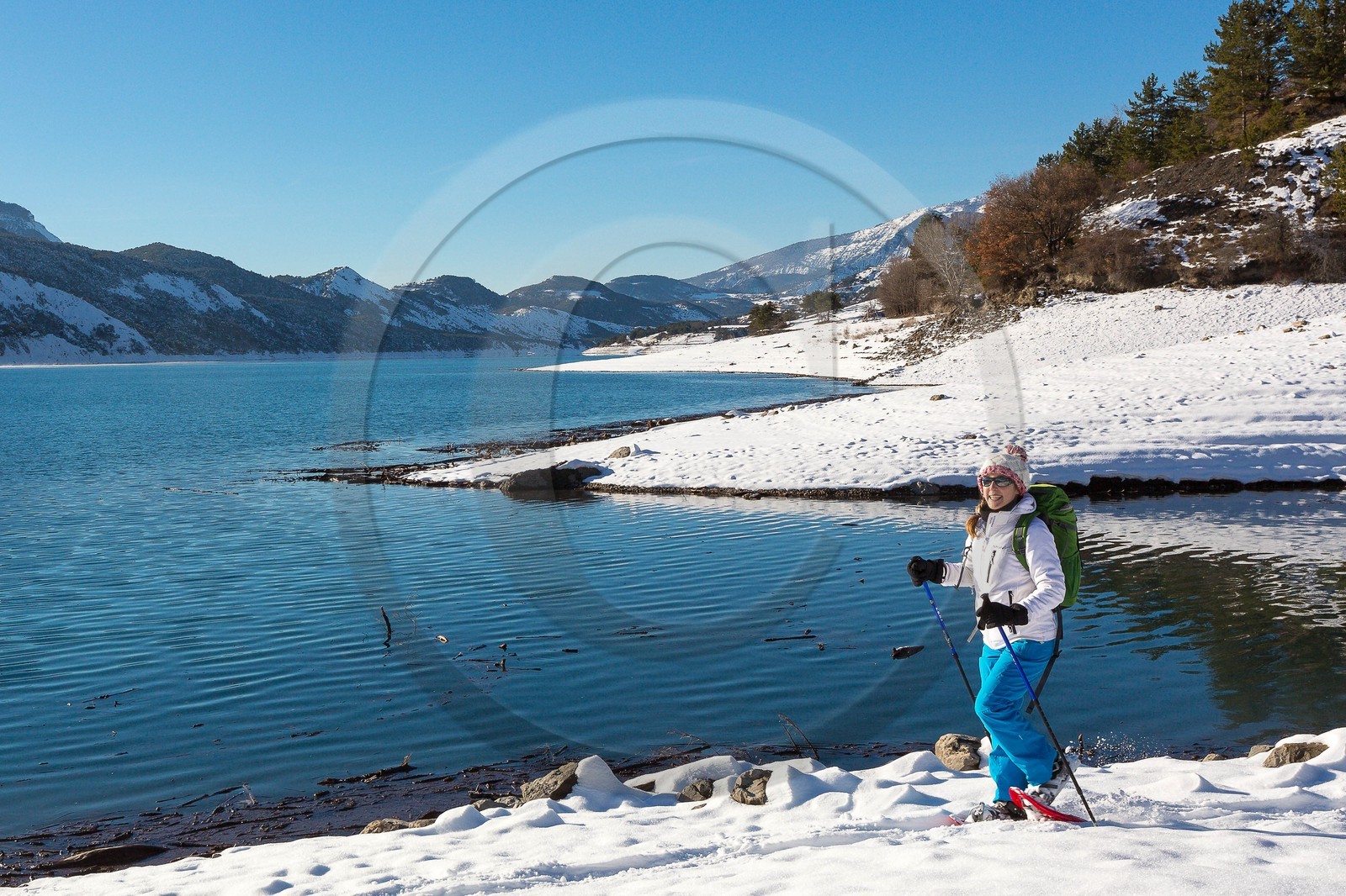 Lac de Serre-Ponçon, vallée de l'Ubaye, randonnée en raquettes à neige