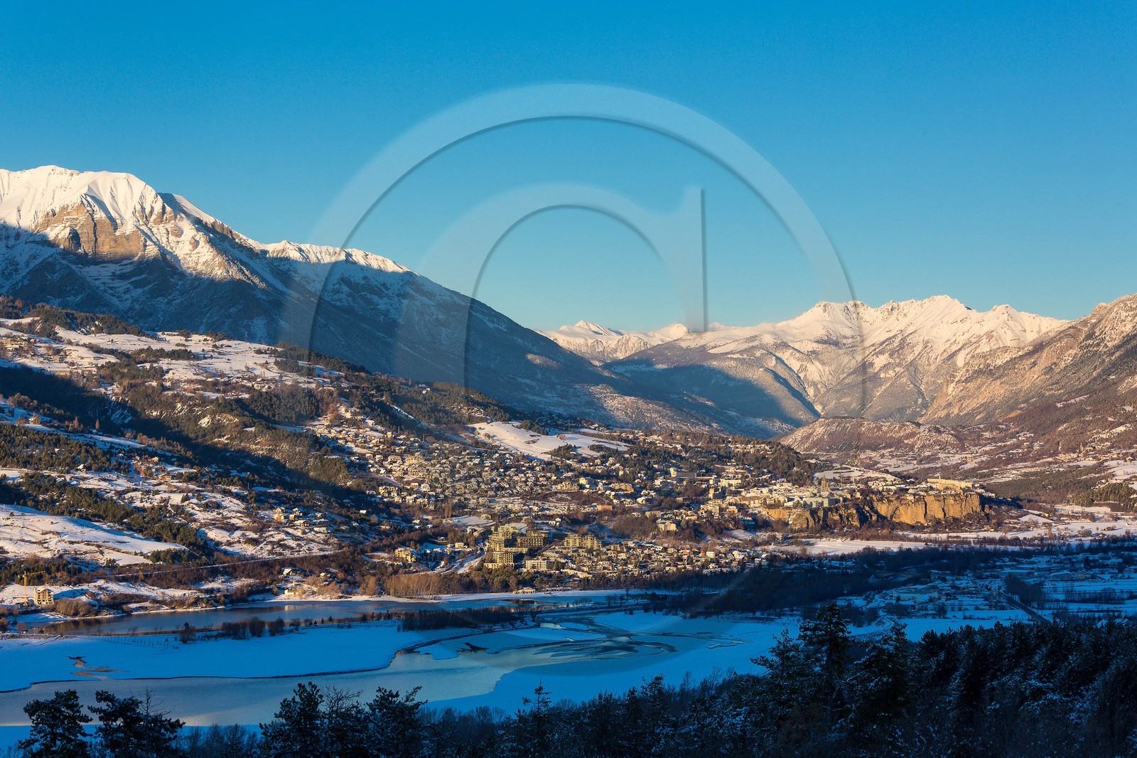 La ville d'Embrun est construite sur un roc et domine la Durance