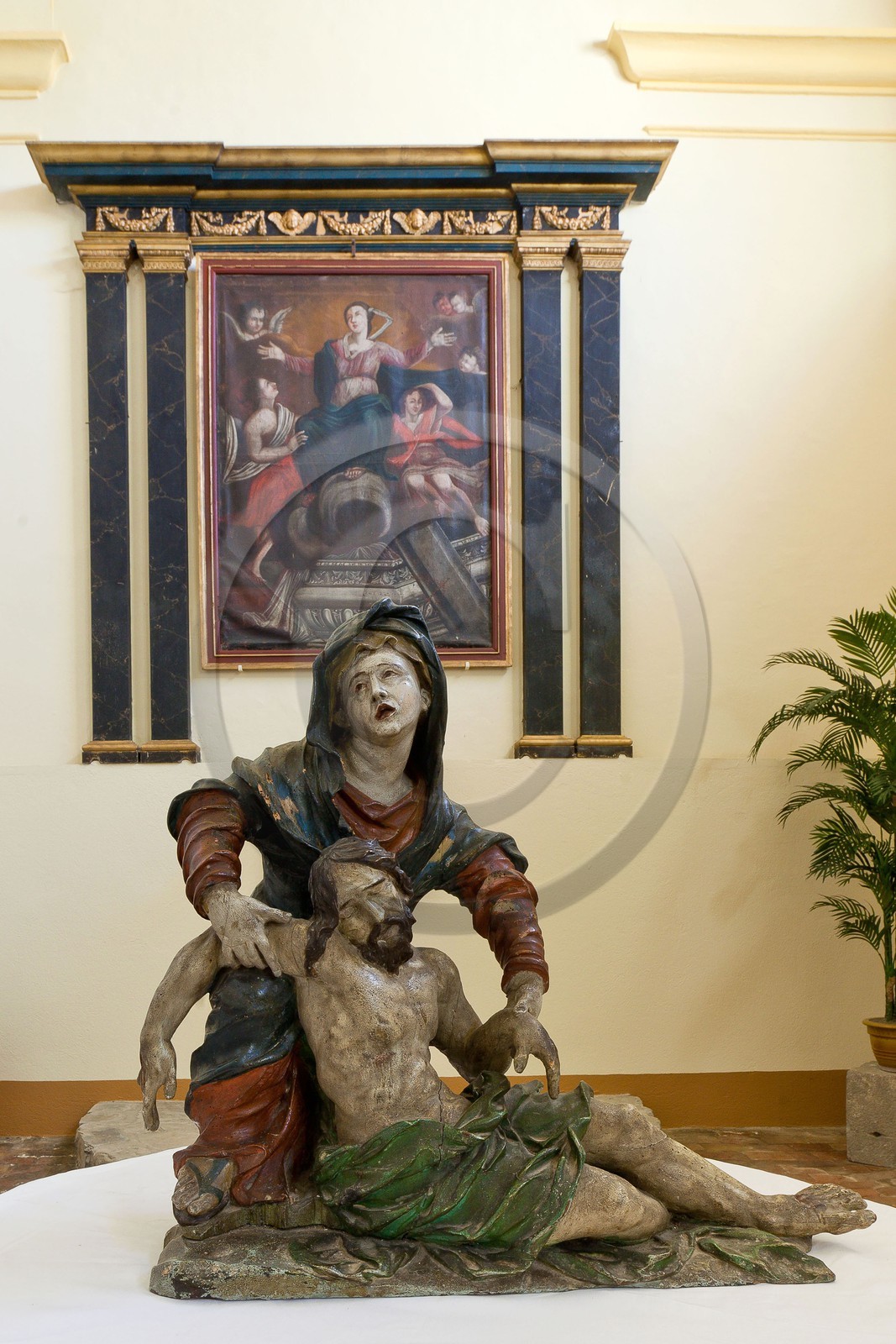 Village de l'Epine, église paroissiale du XIXème siècle recèle une pietà en bois sculptée datant du XIème siècle