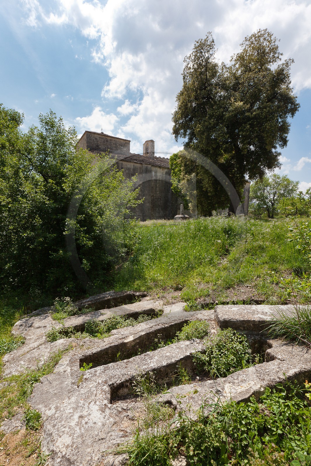Prieuré Notre-Dame de Ganagobie,  anciennes tombes taillées dans la roche