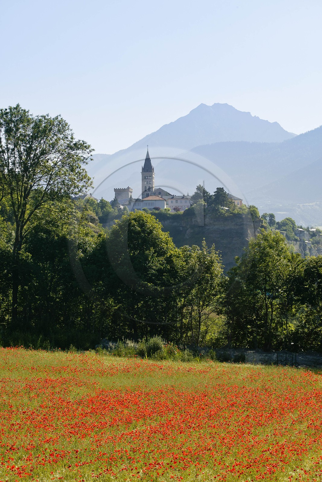 La ville d'Embrun est construite sur un roc et domine la Durance