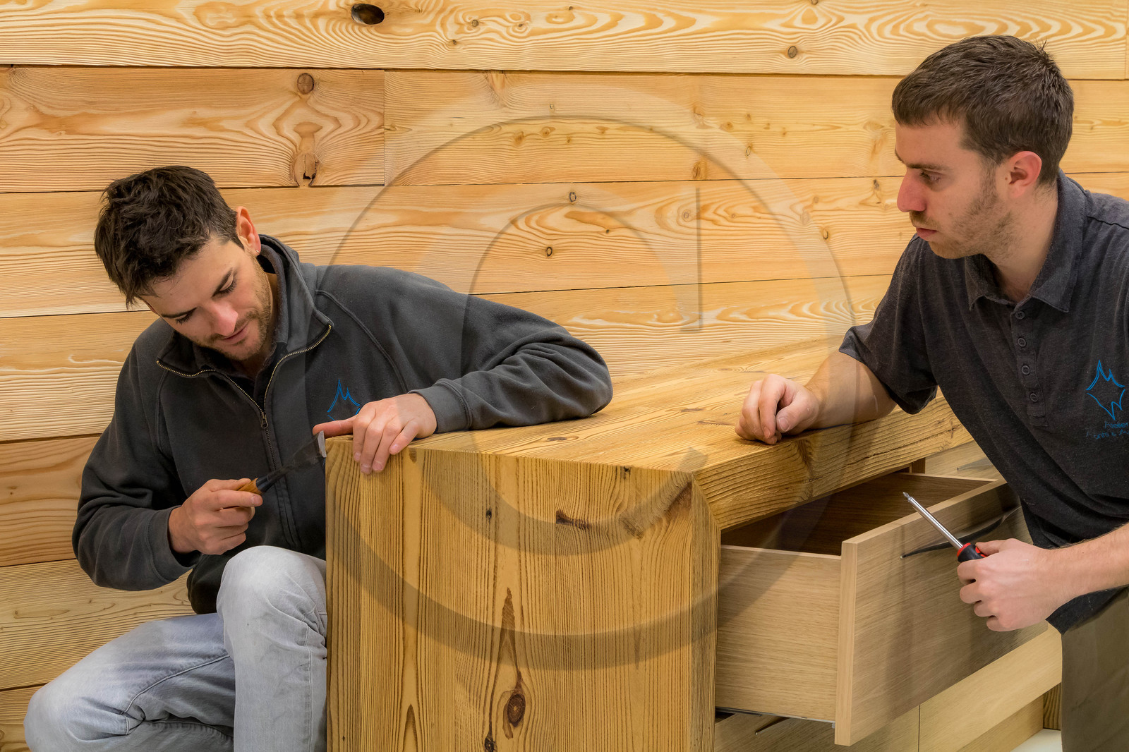 Atelier Monts & Merveilles, Clément Goudet, Compagnon Menuisier Ebéniste et Maxime Cuvelot responsable d'atelier