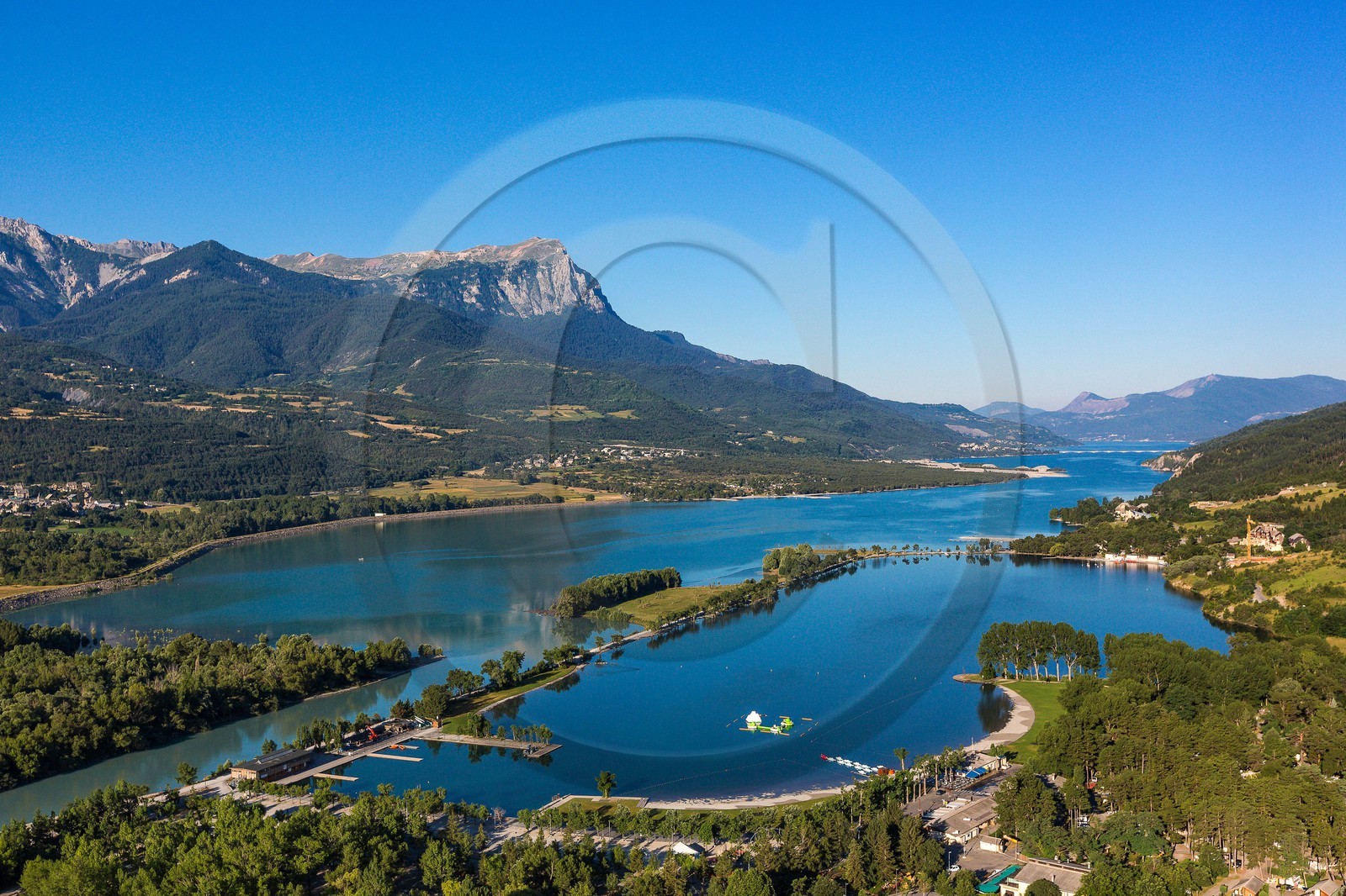 Lac de Serre-Ponçon, Embrun et le plan d'eau